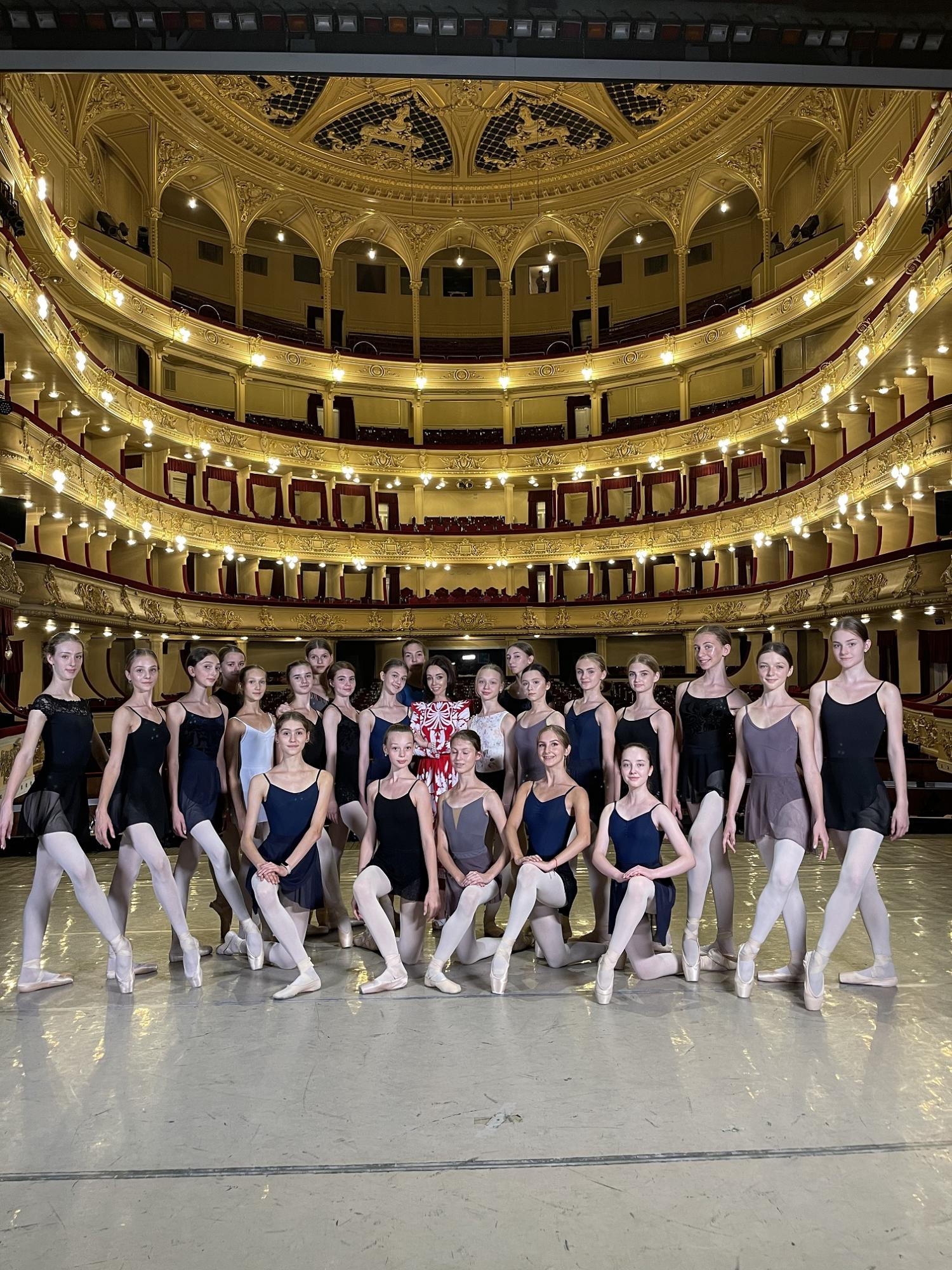 Кухар в любимом платье-вышиванке за 2 120 долларов ввела новую традицию в День знаний